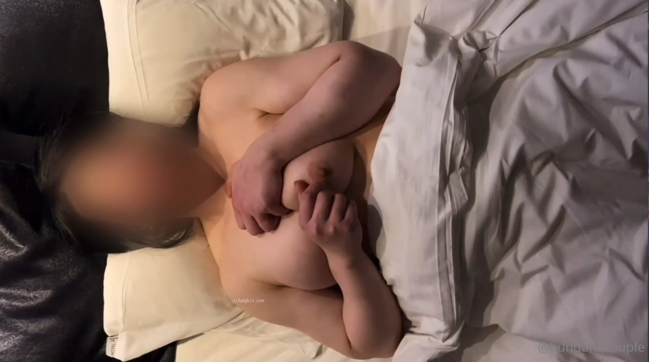 大片纹身网红骚货吊带装黑丝袜,跪地口交活,69姿势舔逼,每个姿势操一遍